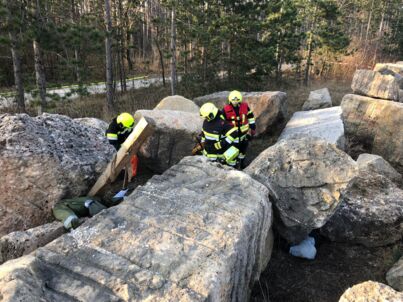 Bergungsarbeiten im Zuge der Übung Katastrophenhilfszug der Freiwilligen Feuerwehr Weikersdorf
