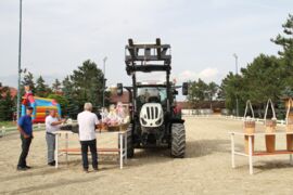 Maibaum-Umschnitt und Traktor-Geschicklichkeitsfahren