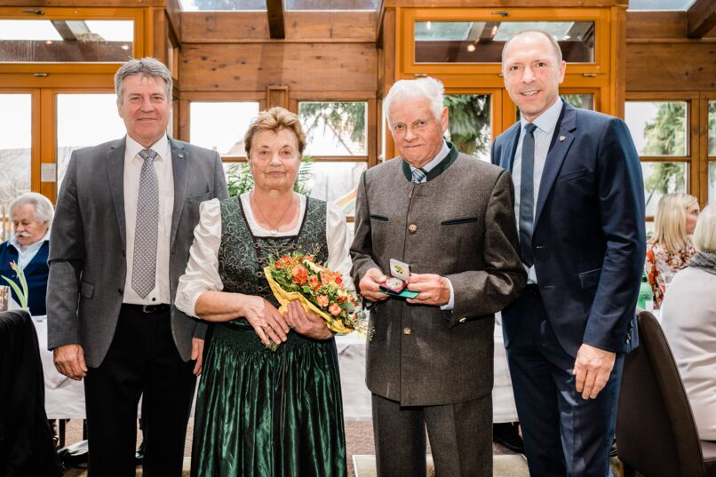 Vize-Bgm. Erwin Glatzl und Bgm. Ing. Manfred Rottensteiner gratulierten herzlich zum 80. Geburtstag von Herrn Hartmann