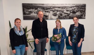 Der Bürgermeister sowie die Kolleginnen von Frau Götz gratulieren zur bestandenen Gemeindedienstprüfung