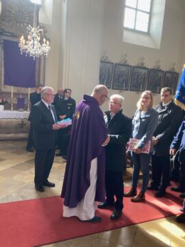 Herrn Pfarrer Krzysztof Lasota wird in der Kirche zum Geburtstag gratuliert