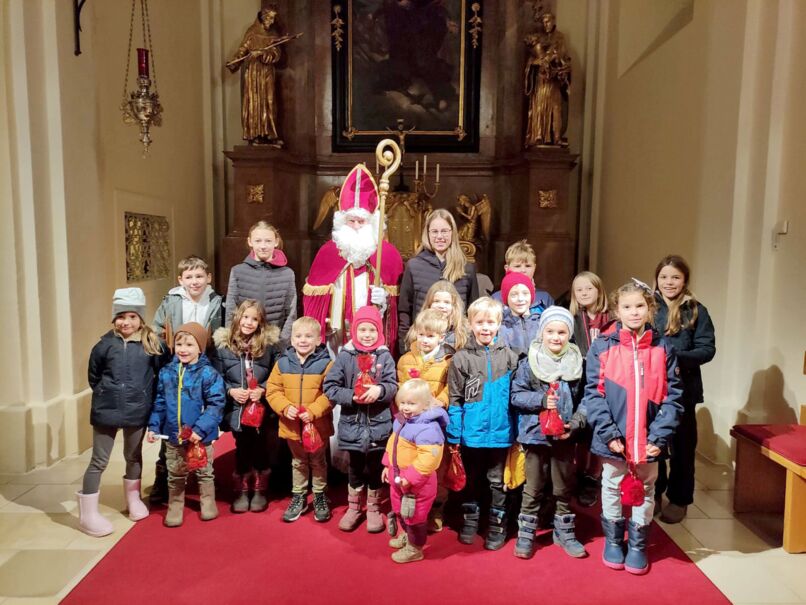 Foto vom Nikolaus und einigen Kindern der Gemeinde
