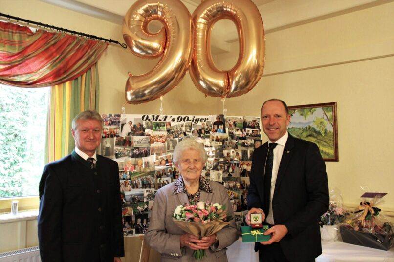 GGR Johann Leeb und Bgm. Ing. Manfred Rottensteiner gratulierten Frau Leopoldine Holzer zum 90. Geburtstag!