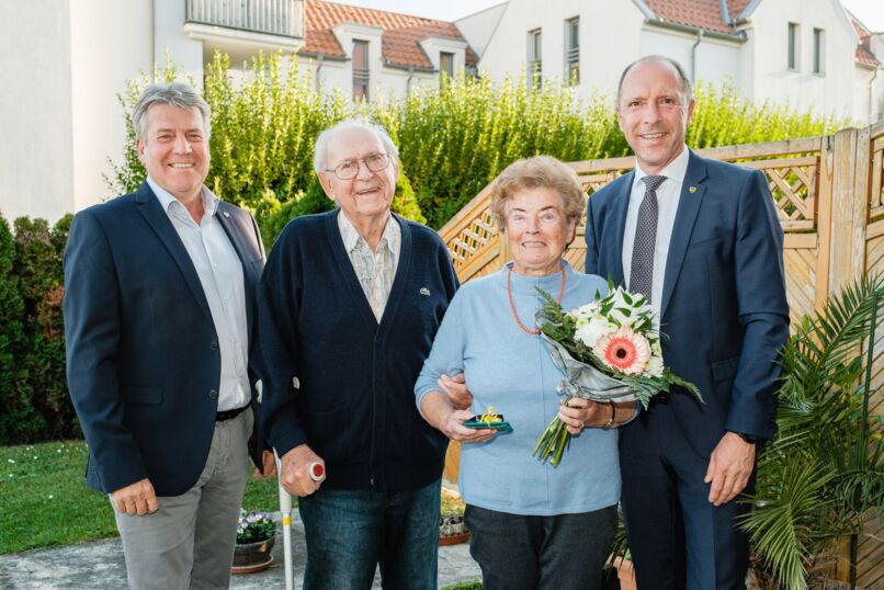 Bgm. Ing. Manfred Rottensteiner und Vize-Bgm. Erwin Glatzl gratulierten Helga und Rudolf Laferl herzlich.