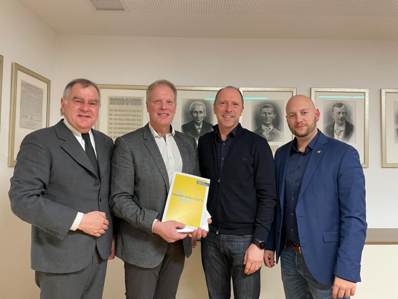 Die Volkspartei Niederösterreich gratuliert Herrn Sauerwein zum 60. Geburtstag und überreicht eine Urkunde
