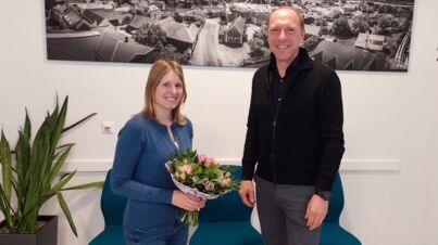 Der Bürgermeister gratuliert Frau Götz zur bestandenen Gemeindedienstprüfung