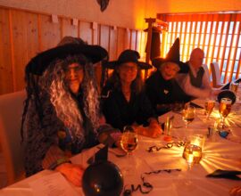 55plus: Faschingsfest - die Hexen und Hexer beim gedeckten Tisch