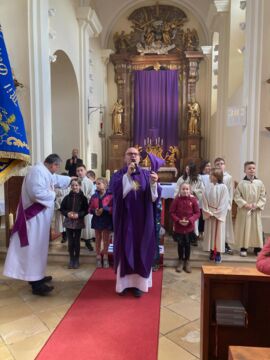 Pfarrer Krzysztof Lasota bedankt sich bei allen Teilnehmern der Messe