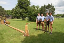 Maibaum-Umschnitt und Traktor-Geschicklichkeitsfahren