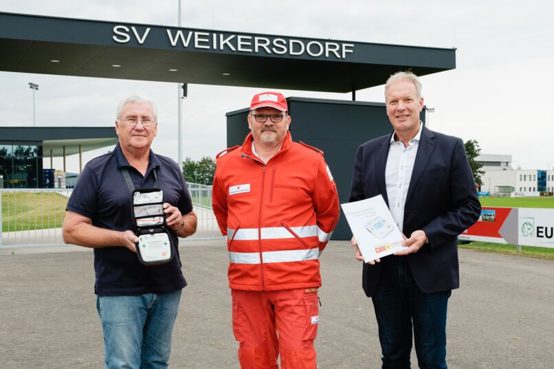 Übergabe des Defibrilators: GR Robert Nemeth, Herr Wolfgang Woltron vom Roten Kreuz Wiener Neustadt, GGR Norbert Sauerwein.
