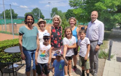 Die Kinder beim Schulabschlussfest am Tennisplatz