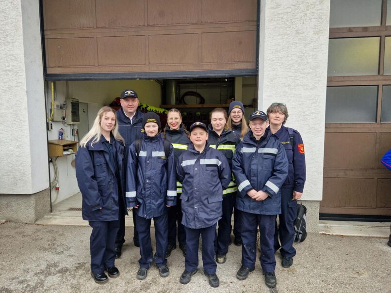 Die Feuerwehrjugend Weikersdorf nahm beim Wissenstest in Krumbach teil