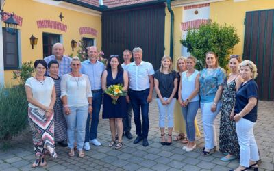 Bgm. Ing. Manfred Rottensteiner und Vizebürgermeister Erwin Glatzl, sowie das Team der Gemeinde der Amtsleiterin Elke Senftl gratulieren ihr zum 40. Geburtstag