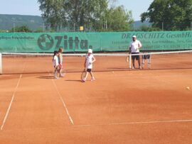 Die Kinder beim Tennis spielen beim Schulabschlussfest der Volksschule